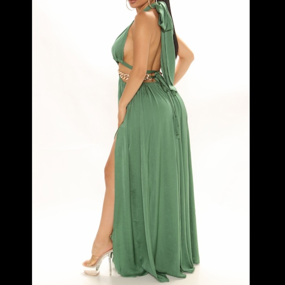 GREEN O- RING CUT OUT MAXI DRESS 💚 - Picture 2 of 5